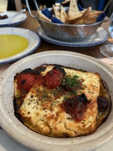 Feta chaud au restaurant Mezzé Taverna Grecque. (Photo Geneviève Quessy)