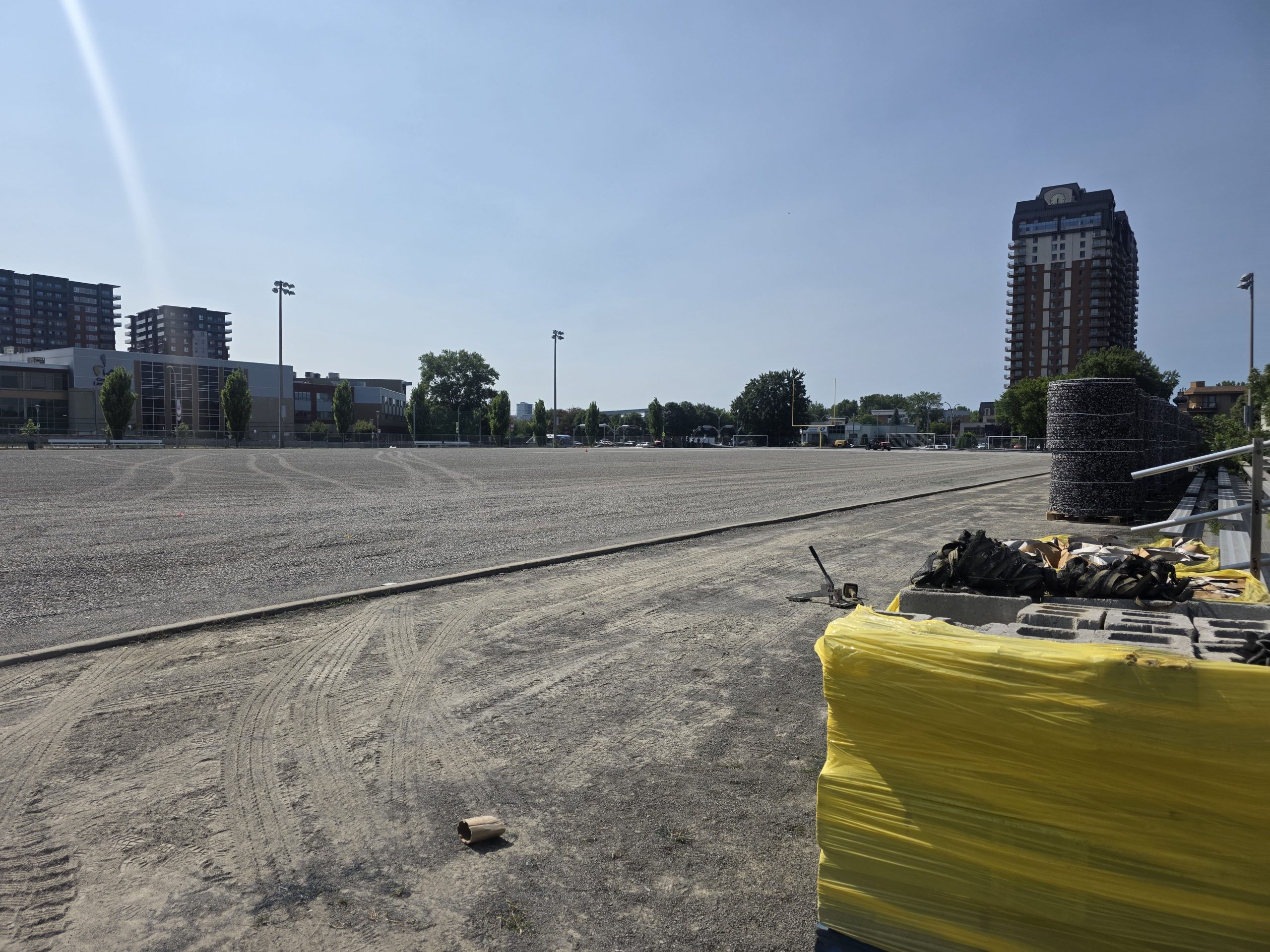 La surface originale du terrain synthétique du Collège Montmorency a été retirée en marge des travaux. (Photo 2M.Media - Corinne Prince)