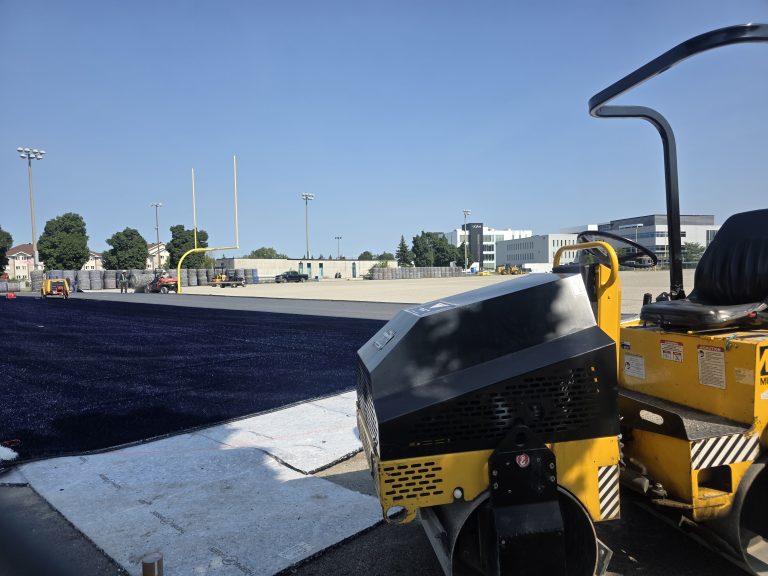 Le chantier de construction du nouveau terrain synthétique du Collège Montmorency. (Photo 2M.Media - Corinne Prince)