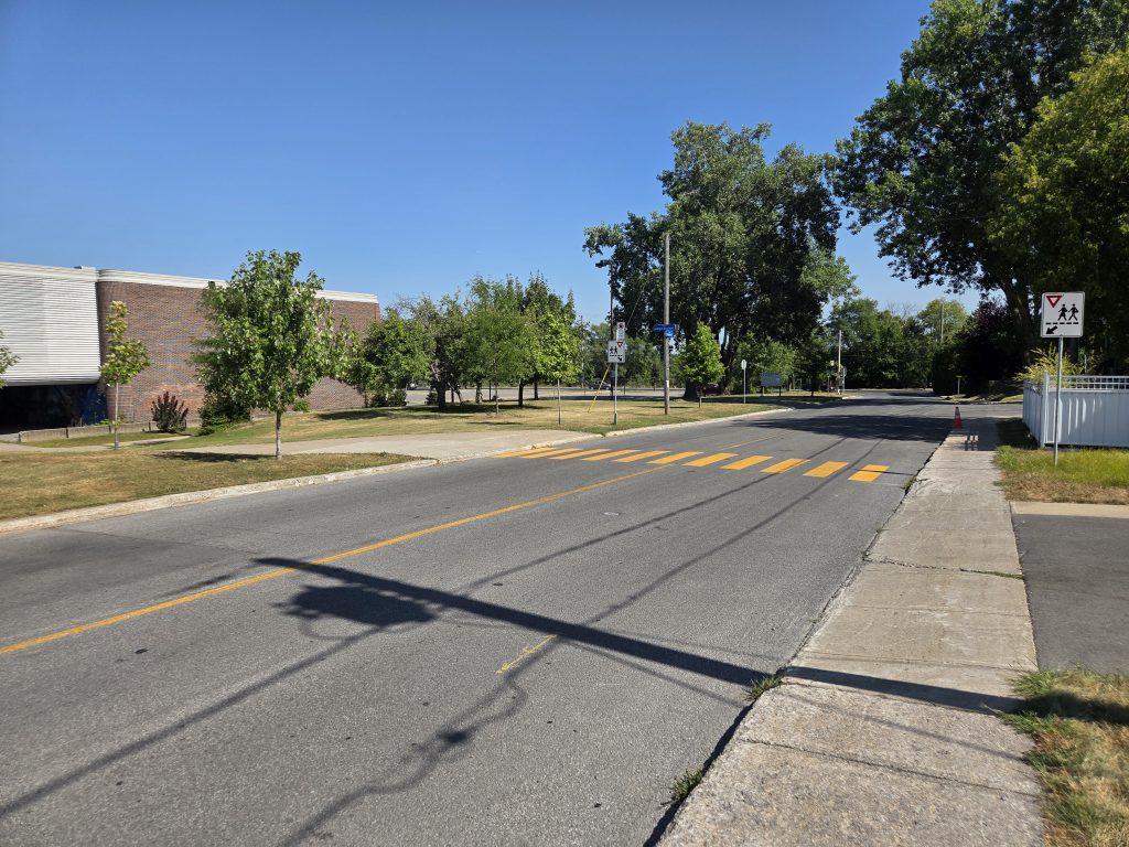 À l’école Georges-Vanier, les parents avaient l’habitude de déposer leurs enfants sur l’avenue Mondor, devant l’entrée 2. (Photo gracieuseté – Félix Cossette)