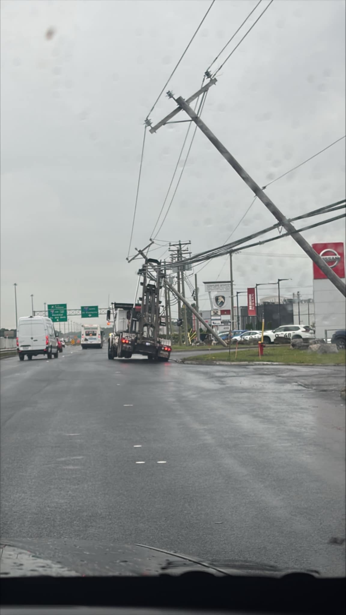 Le porte-conteneur ayant accidentellement accroché des fils électriques sur la desserte de l'autoroute 440, en direction ouest, à Laval. (Photo gracieuseté)