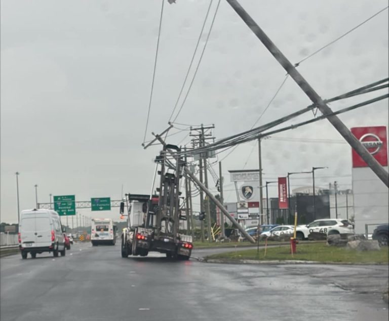Le porte-conteneur ayant accidentellement accroché des fils électriques sur la desserte de l'autoroute 440, en direction ouest, à Laval. (Photo gracieuseté)