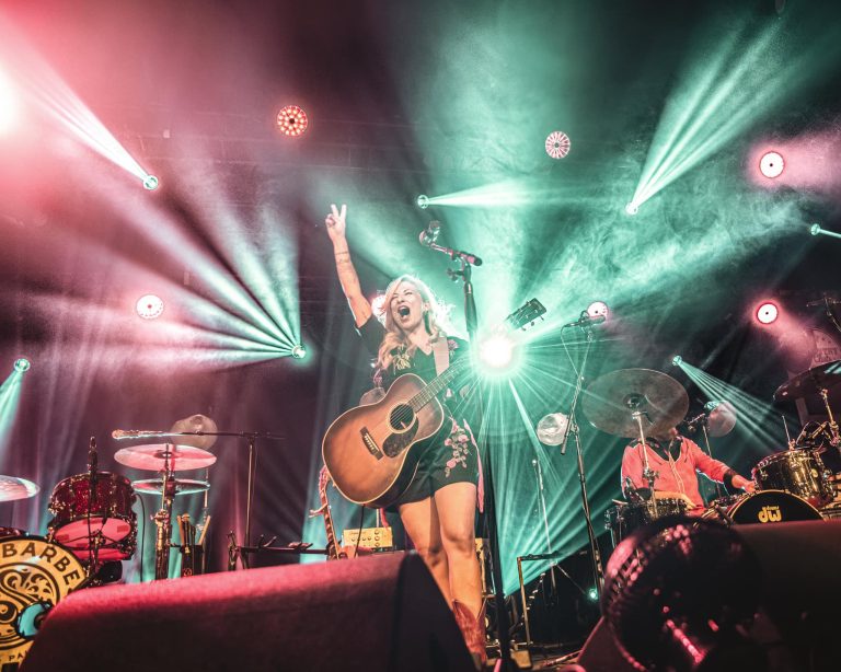 Cindy Bédard en spectacle. (Photo gracieuseté – Page Facebook Cindy Bédard)