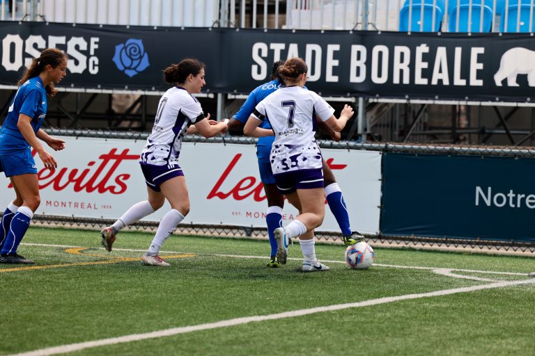 Le FC Laval s’incline en finale de la Ligue1 QC féminine Deux joueuses du FC Laval tentant de reprendre le ballon à une joueuse du CS Mont-Royal Outremont.