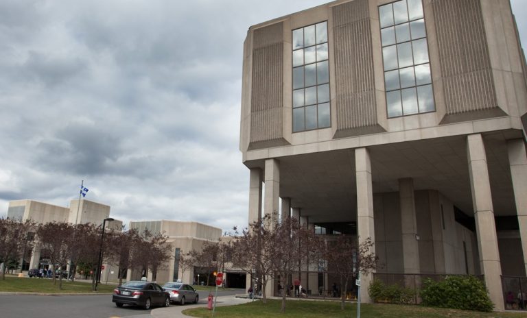 L'Hôpital de la Cité-de-la-Santé sur le toit duquel un homme a été retrouvé sans vie. (Photo 2M.Media - Archives)
