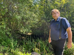 Donald Beaulieu montre le cours d'eau Woodwork, dont le lit est complètement asséché pour l'instant.Photo 2M.Media - Geneviève Quessy 