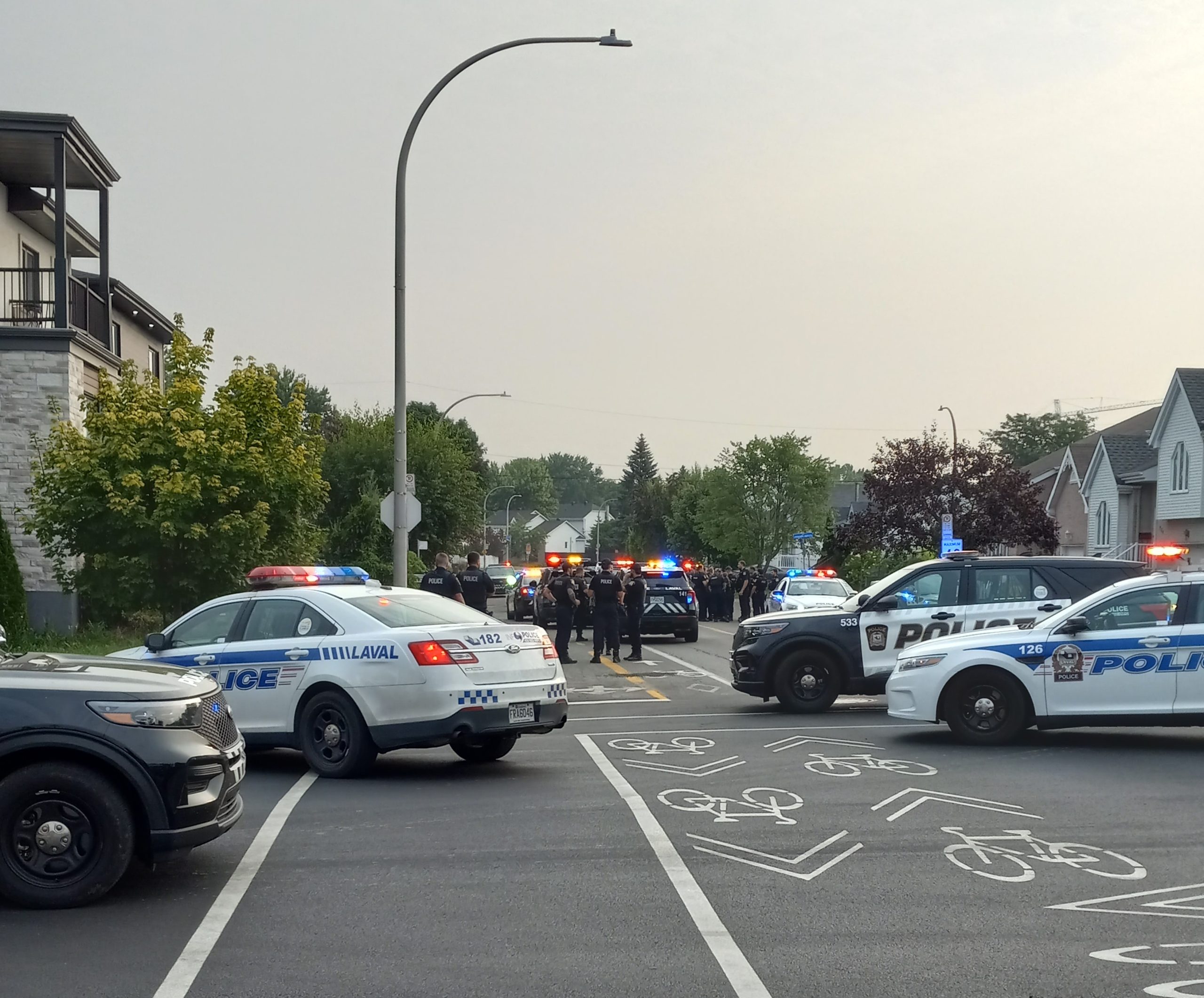 La traque aura duré plusieurs heures, se terminant par l’arrestation d’un jeune homme de 17 ans caché dans le spa d’une cour arrière, avenue Marc-Aurèle-Fortin, à Sainte-Rose. 