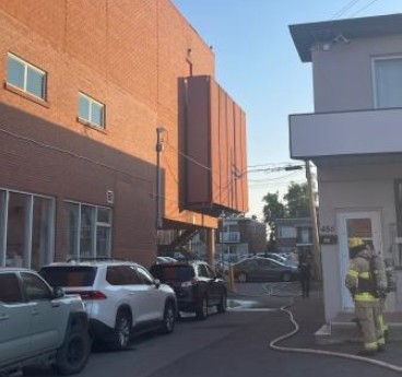 Un feu de nature accidentelle aurait pris naissance dans la cage d’escalier d’un immeuble commercial, boulevard des Laurentides, à Pont-Viau, le lundi 11 août.
