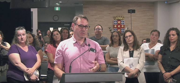 Richard Marcotte, parent d'enfants fréquentant l'école Georges-Vanier, lors du conseil municipal du mardi 12 août. (Photo gracieuseté - Capture d'écran du Site web de la Ville de Laval)
