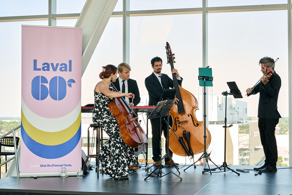 La première cérémonie de cette nouvelle tradition lavalloise a été ponctuée de prestations musicales réalisées par cinq musicien.ne.s sur scène. (Photo gracieuseté - Jany Tremblay)