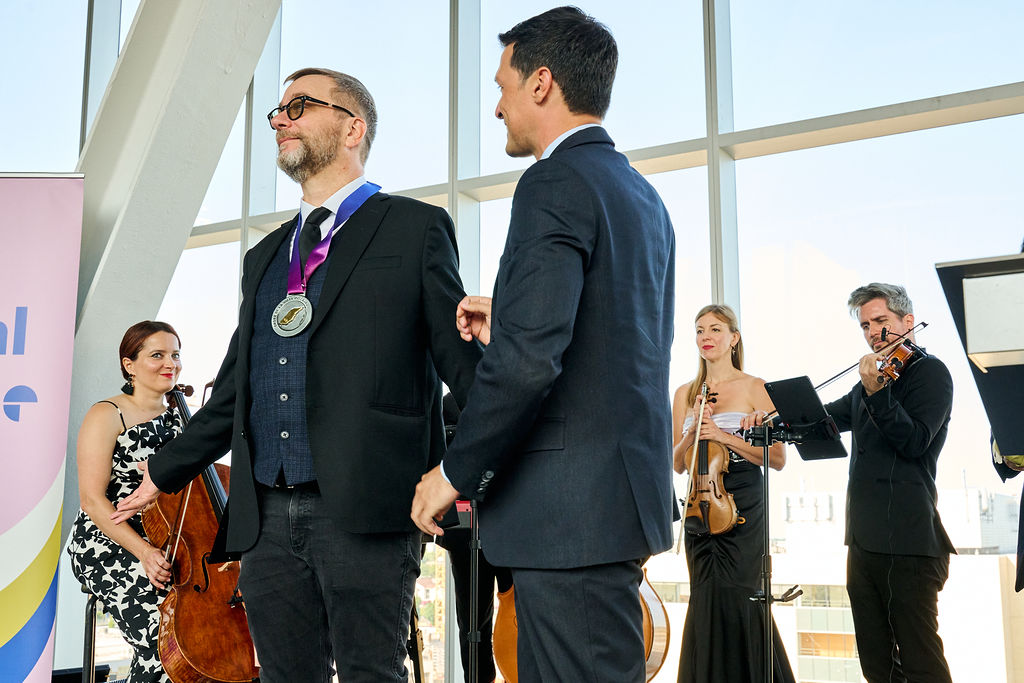 Luc De Larochellière exhibant sa médaille de l’Ordre de la Ville de Laval. (Photo gracieuseté - Jany Tremblay)
