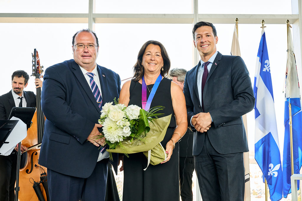Stéphanie Leblanc, fondatrice de la Maison des enfants le Dauphin, en compagnie de Pierre Brabant, conseiller municipal de Vimont, et Stéphane Boyer, maire de Laval. (Photo gracieuseté - Jany Tremblay)