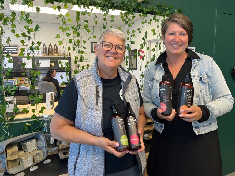 Ginette Éthier et Myriam Tellier, cofondatrice de l'entreprise de produits ménagers Planette. Photo: 2M.Media Geneviève Quessy