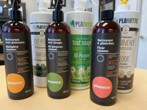 À l'avant les nouveaux emballages des produits Planette, comparés aux anciens emballages à l'arrière.Photo: 2M.Media Geneviève Quessy 