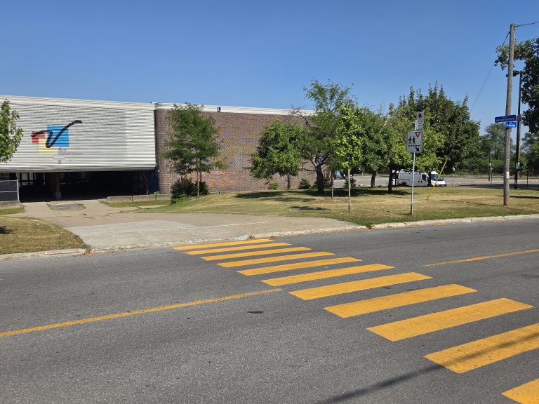 Plusieurs parents ont utilisé l’avenue Mondor pour débarquer leurs enfants à l’école Georges-Vanier, conformément à la recommandation de l’établissement dans l’agenda scolaire 2024-2025. (Photo gracieuseté – Félix Cossette)