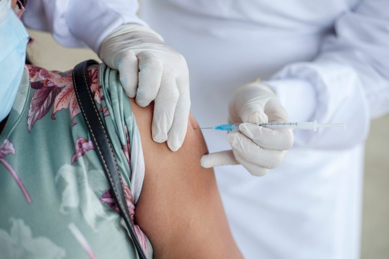 Administration d'un vaccin contre la COVID-19 approuvé par Santé Canada. (Photo gracieuseté)