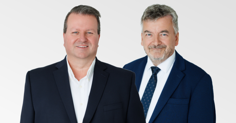 Yann Caron, candidat pour le Parti Laval dans Saint-Vincent-de-Paul, en compagnie de Claude Larochelle, chef et candidat à la mairie pour le Parti Laval. (Photo gracieuseté)