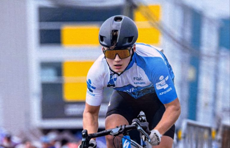Axel Michaud lors d’une épreuve de cyclisme sur route à la 59e Finale des Jeux du Québec – Trois-Rivières 2025. (Photo gracieuseté – Sports Laval)