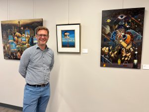 Jasmin Miville-Allard, directeur général du Centre d'archives de Laval a invité le peintre Fablo à exposer ses oeuvres.(Photo 2M.Media-Geneviève Quessy)
