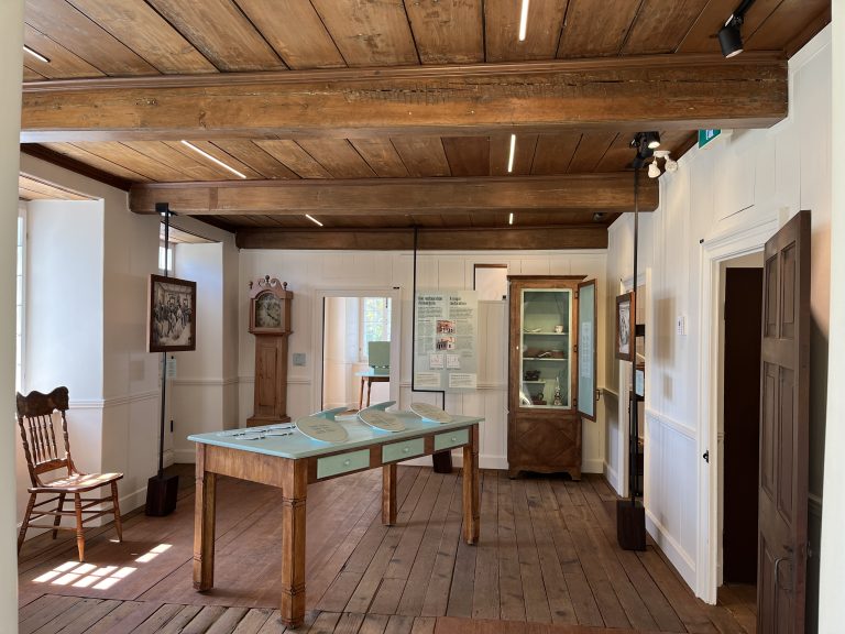 L'intérieur de la Maison André-Benjamin-Papineau a été transformé en lieu d'exposition. (Photo 2M.Media - Geneviève Quessy)