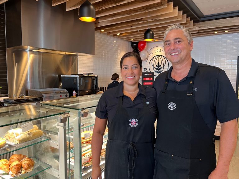 Chantale Reuben et Peter Hrib, copropriétaires du café Au Pain Doré, situé sur le boulevard de l'Avenir, ont célébré la réouverture de leur café rénové, le 15 août dernier. (Photo 2M.Media - Geneviève Quessy)