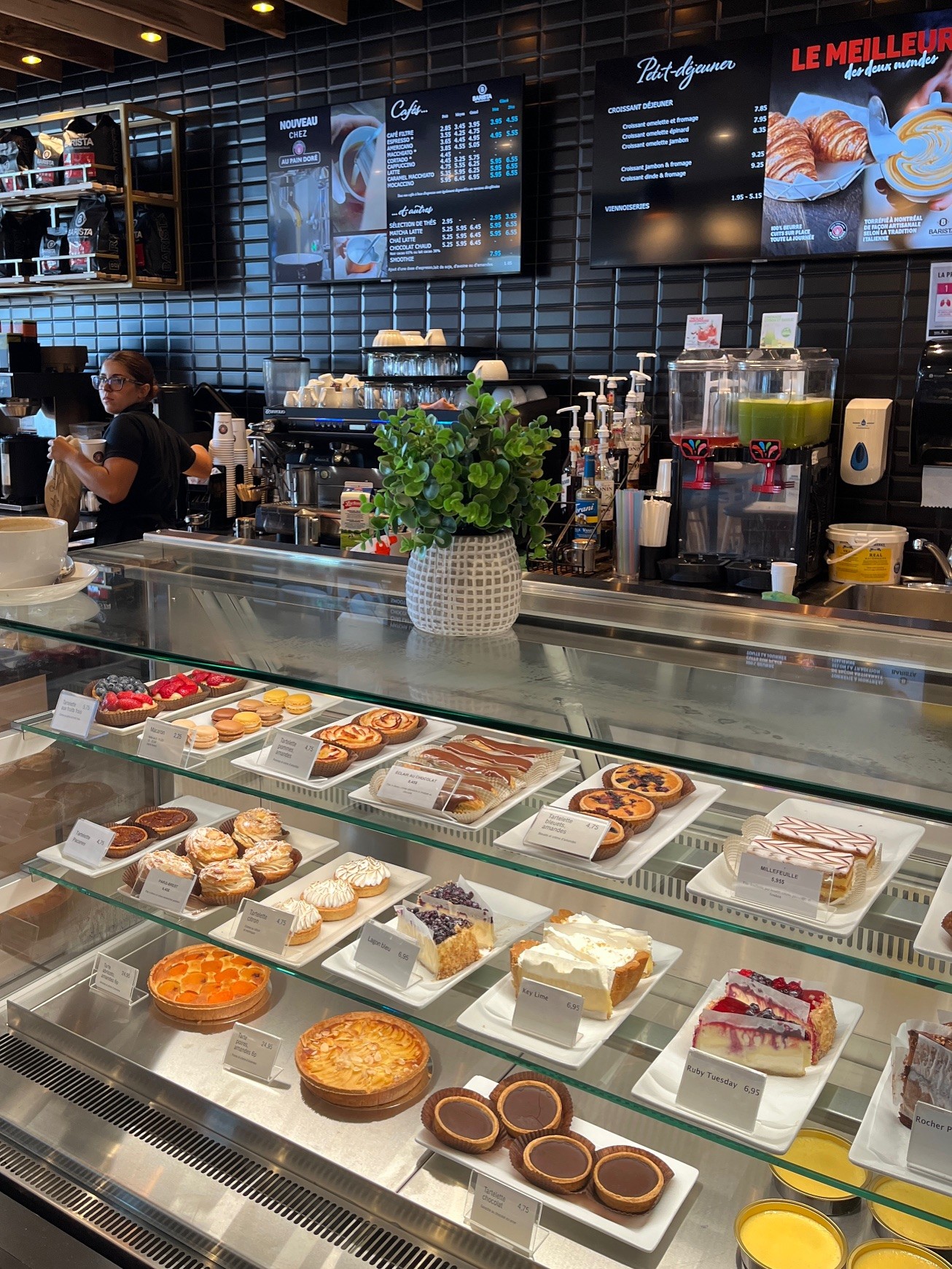Le nouveau décor du café Au Pain Doré du boulevard de l'Avenir. (Photo 2M.Media - Geneviève Quessy)