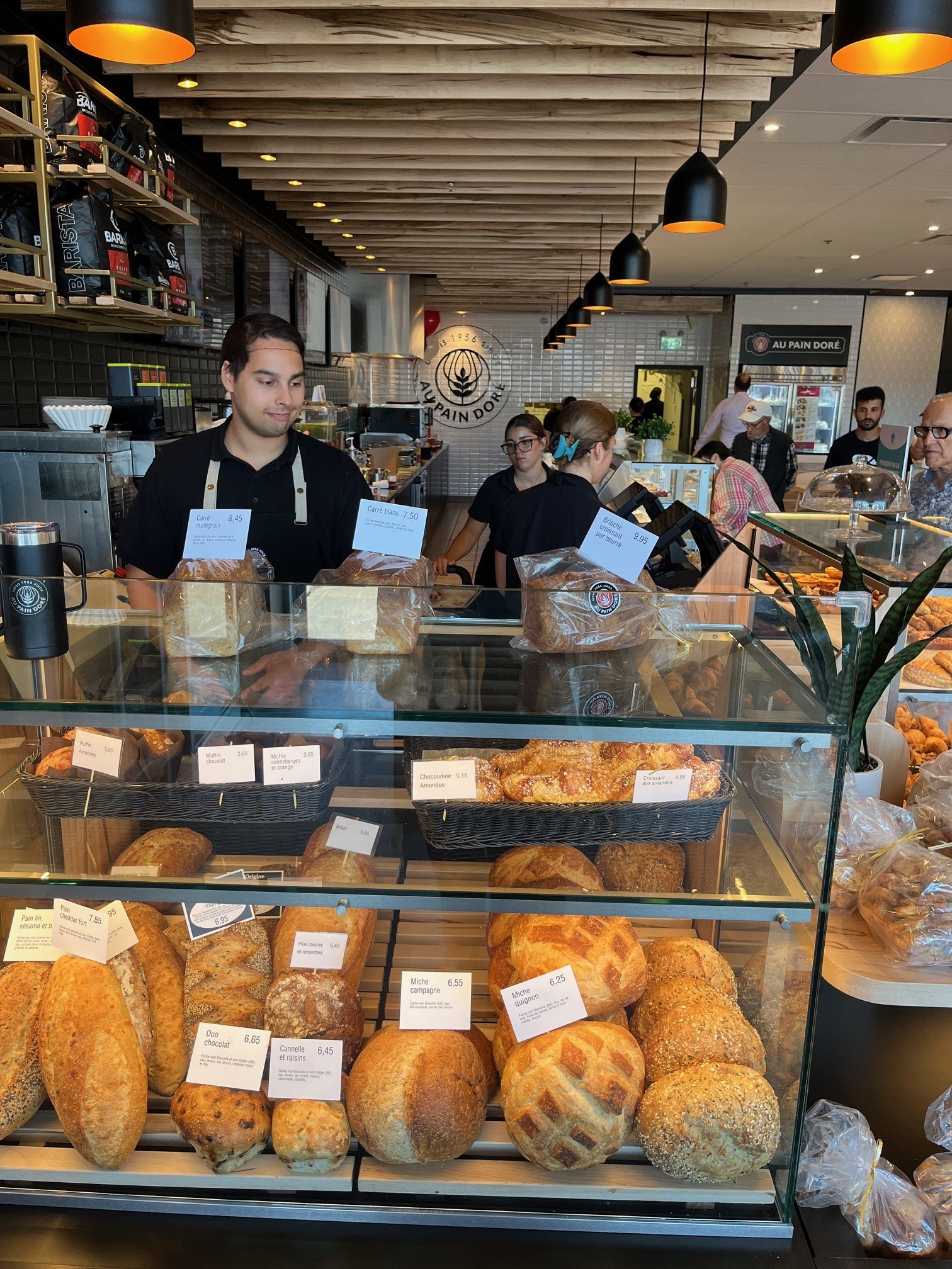 Un grand choix de produits est proposé aux clients, pour manger sur place ou pour emporter. (Photo 2M.Media - Geneviève Quessy)