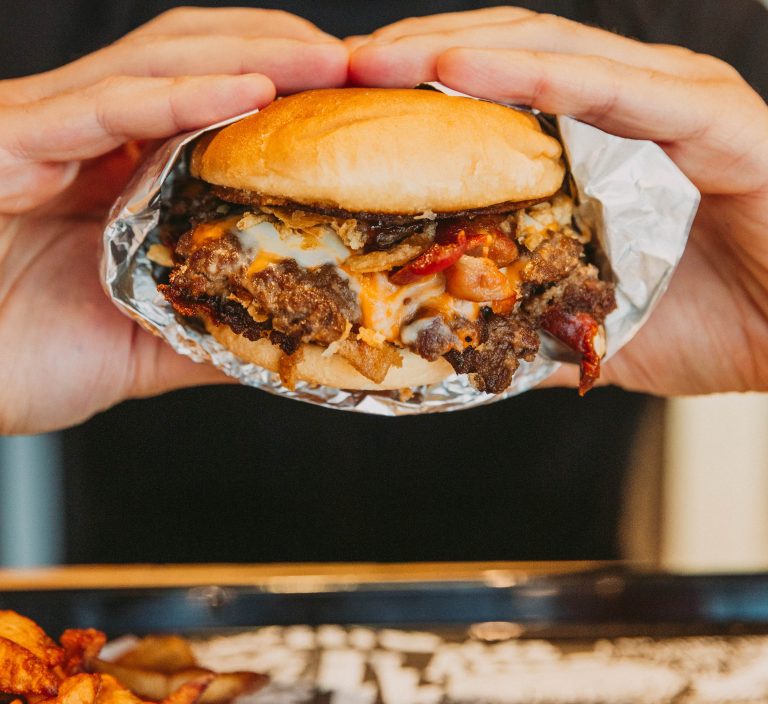La Semaine du Burger débarque à Laval: smash burger et cornichon au menu Le burger texan est en vedette au Billy K'S de Laval, à l'occasion de la Semaine du Burger, du 1er au 7 septembre. (Photo Gracieuseté Culte.ca)