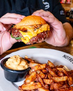 Un burger servi à l'occasion de la Semaine du Burger chez Notre-Boeuf-de-Grâce. (Photo Gracieuseté Notre-Boeuf-de-Grâce)