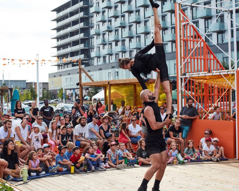 Acrobates performant à la Station Momo. (Photo gracieuseté – Charles Briand)