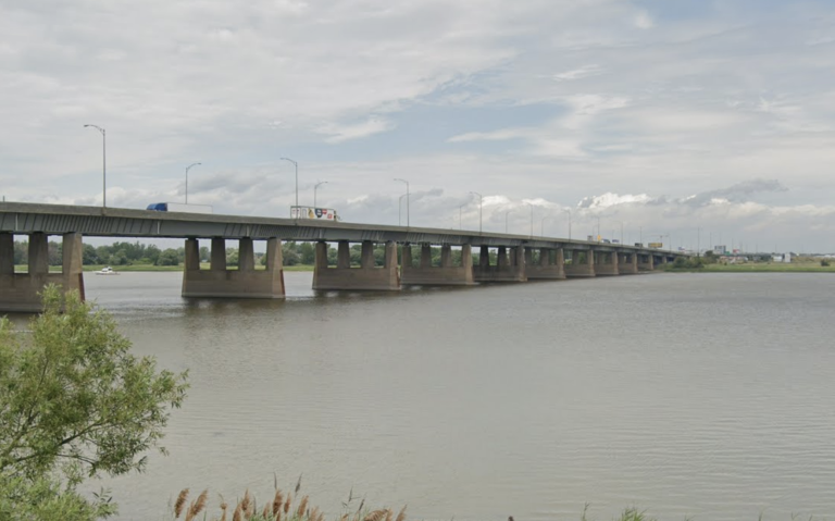 Le pont Charles-De Gaulle qui relie l'autoroute 40 entre Montréal et Terrebonne en enjambant la rivière des Prairies. (Capture d'écran - Google Maps)