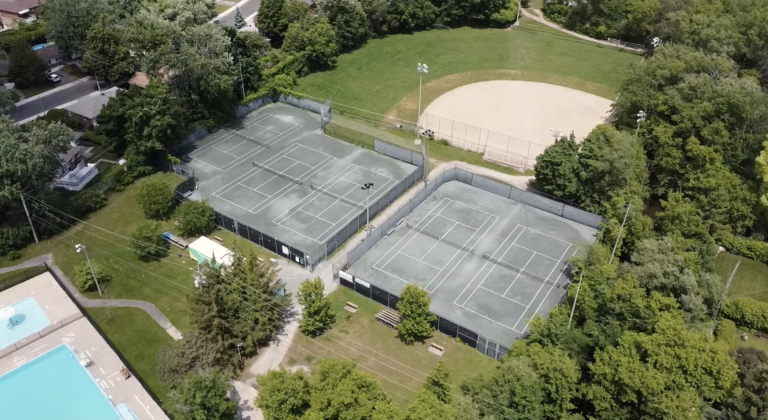 Les terrains de tennis en terre battue du parc Couvrette (Laval), dont les sols ont une concentration d'amiante supérieure à la limite légale permise. (Capture d'écran - Page Facebook de Tennis Laval)