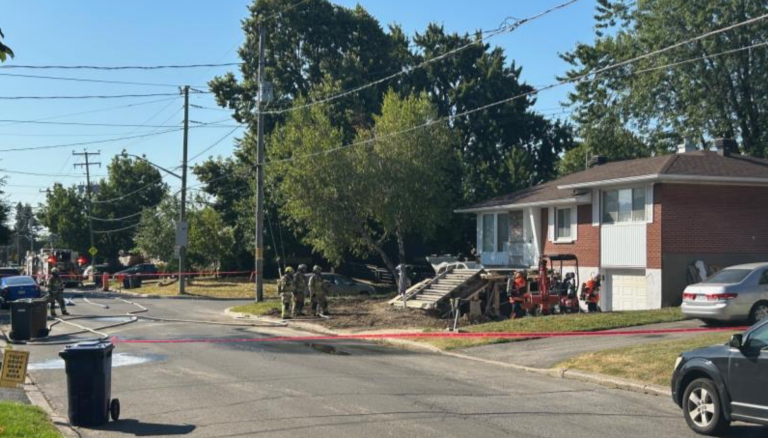 Les pompiers à l'œuvre au 750, rue Curé-Cloutier, à Laval, en raiso d'une fuite de gaz survenue dans la matinée du 22 août. (Photo gracieuseté)