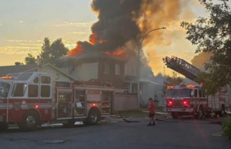L'incendie ayant ravagé la maison située au 8681, rue Pierre-Boucher, à Saint-François, dans la soirée du 22 août. (Photo gracieuseté)
