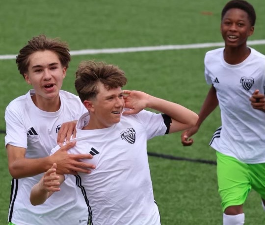 Médaille d’or en soccer masculin : une victoire pour Hugo Le joueur de soccer Alexandre Magher célébrant un but avec ses coéquipiers. (Photo gracieuseté)