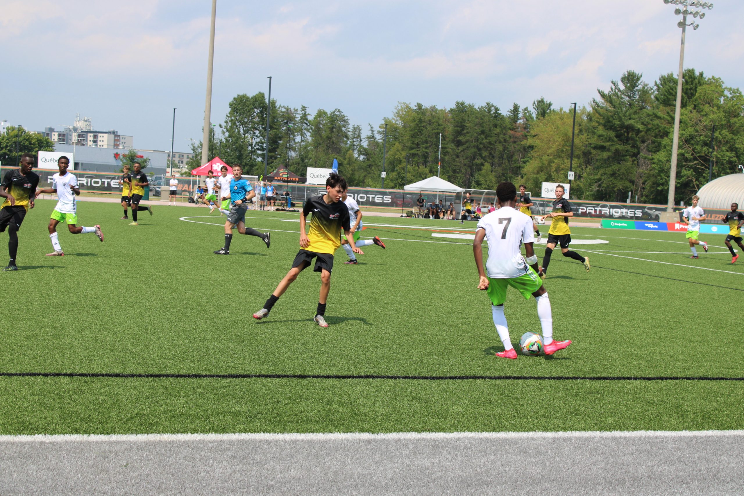 Séquence du premier match du tournoi remporté 5 à 1 contre Bourassa. (Photo gracieuseté - Sports Laval)