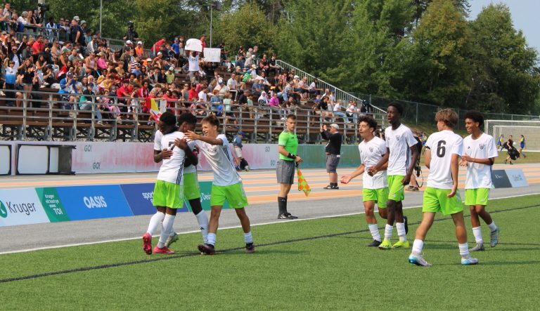 Laval récolte 27 médailles à la 59e Finale des Jeux du Québec Les joueurs de l'équipe masculine de soccer de Laval célébrant un but en finale de la médaille d'or.