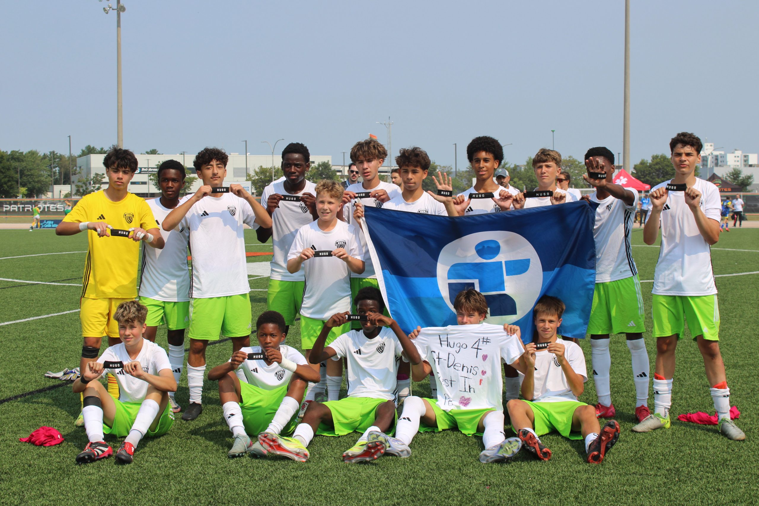 Les joueurs de la délégation de soccer masculin de Laval ont porté un brassard à la mémoire d’Hugo tout au long de la compétition. (Photo gracieuseté - Sports Laval)
