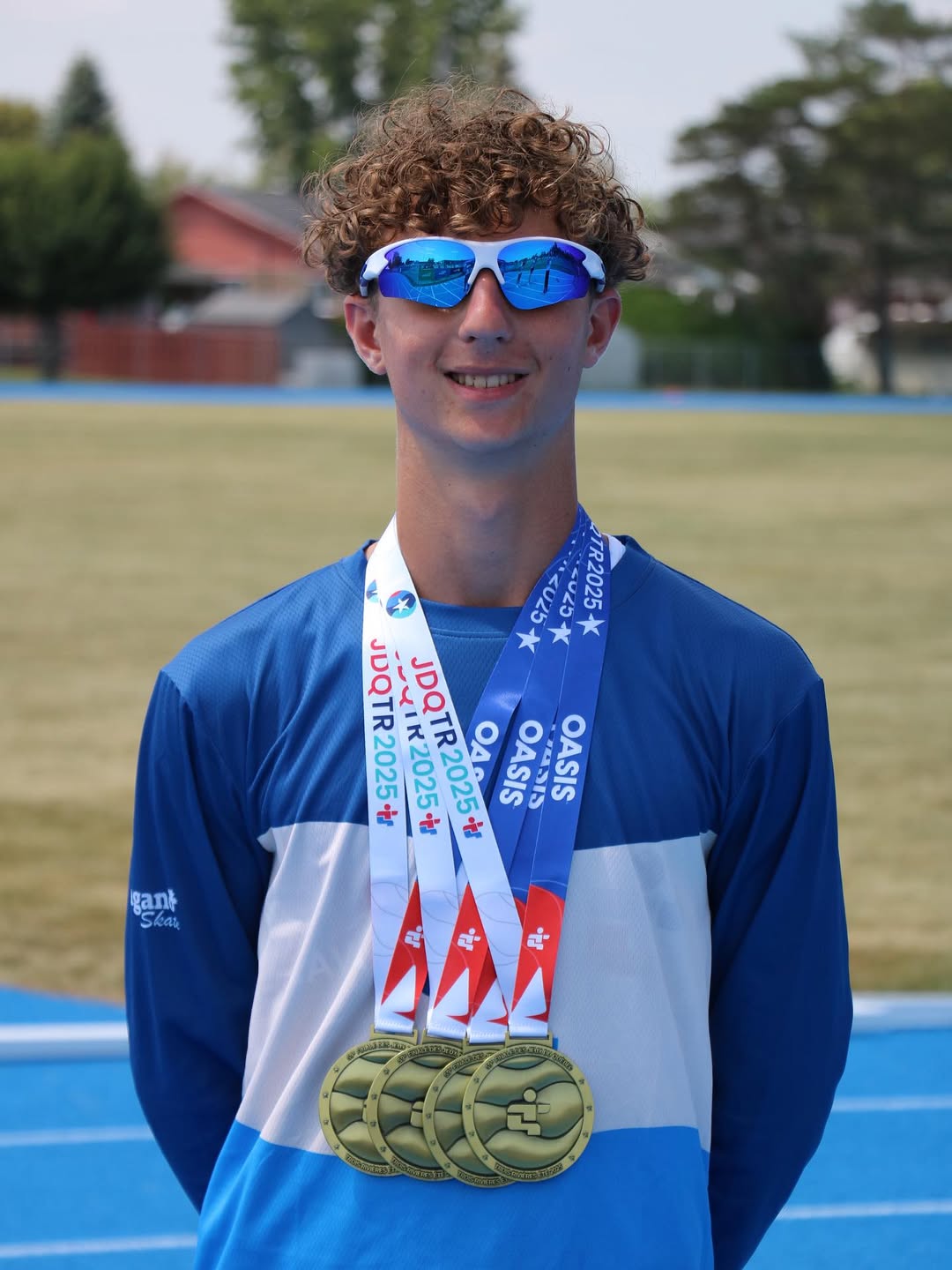 Mickael Allaire avec ses quatre médailles d'or remportées à la 59e Finale des Jeux du Québec – Trois-Rivières 2025. (Photo gracieuseté – Sports Laval)