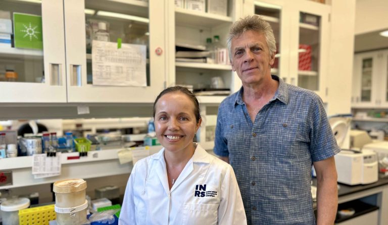 Ilona Gdovinova, doctorante à l’INRS, et le professeur Albert Descoteaux, directeur de l’Infectiôpole et auteur principal de l’étude.