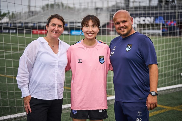 Chaerim Kang entourée de Marinette Pichon et Robert Rositoiu. (Photo gracieuseté)