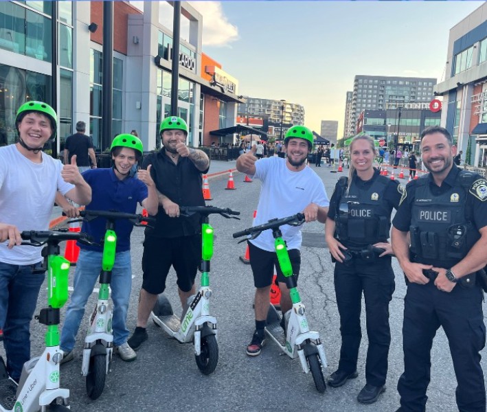 Essai gratuit de trottinettes électriques et prévention au Centropolis Comme activité de sensibilisation, les policiers de l’escouade Prévention du Service de police de Laval offrent un essai gratuit de trottinettes électriques au Centropolis, ce vendredi 15 août. (Photo gracieuseté – Page Facebook Service de police de Laval)