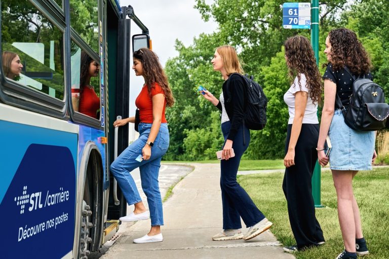Clientèle de la STL se déplaçant en fonction des nouveaux horaires d'autobus sur le réseau lavallois. (Photo gracieuseté - STL)