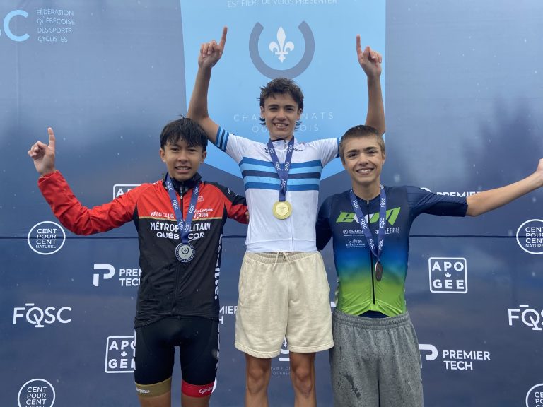 Au centre, le cycliste lavallois Arthur Michaud qui a remporté les Championnats québécois sur route chez les U15. (Photo gracieuseté)