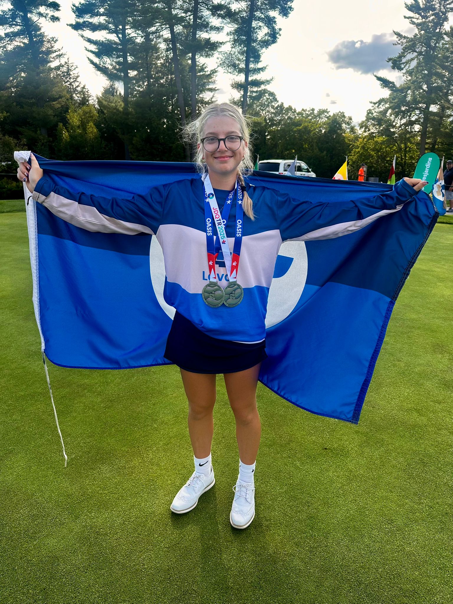 Catherine Dumoulin avec ses deux médailles d’argent remportées lors de la 59e Finale des Jeux du Québec – Trois-Rivières 2025. (Photo gracieuseté – Sports Laval)