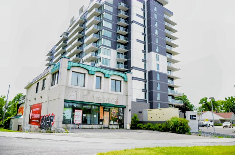 Abandonné depuis des années, l’immeuble de l'ancienne boutique Romance, qui est situé au 14, rue du Pont-Viau voisine avec la tour de condominiums de prestige O’Cartier. (Photo 2M.Media – Stéphane St-Amour)