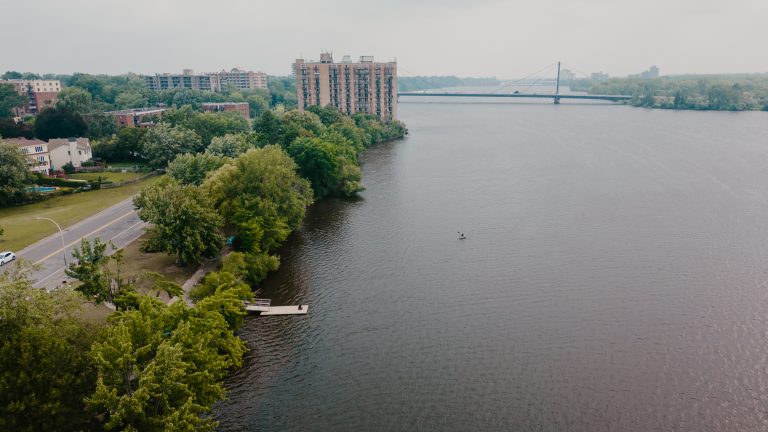 Vue aérienne de la berge des Écores, bordée par la rivière des Prairies à l’ouest du pont à haubans Papineau-Leblanc.