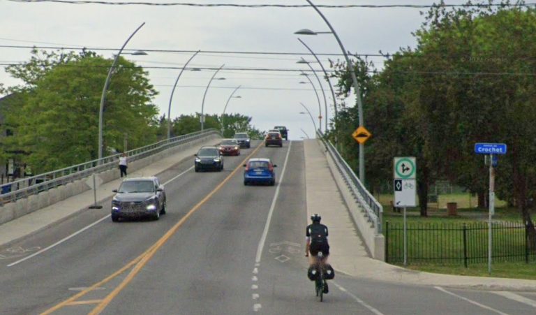 Cette portion du boulevard Cartier qui croise l’avenue du Crochet - une rue à l’ouest de l’avenue Ampère – à la hauteur du parc des Lucioles sera fermée à la circulation motorisée le dimanche 21 septembre, de 11h à 17h, pour faire place aux moyens de transport actif. (Photo gracieuseté – GoogleMaps)