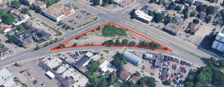 Voici le lot de 4400 mètres carrés qui sera déminéralisé, puis ensemencé d'herbacées et de graminées à l’entrée de ville de Chomedey, à moins d’un kilomètre du pont Lachapelle. Le terrain est délimité par le boulevard Cartier ouest (au nord), le boulevard Chomedey (à l’est) et la bretelle du boulevard Curé-Labelle (à l’ouest).