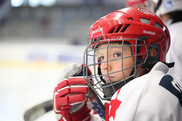Jeune sportif jouant au hockey. (Photo gracieuseté)